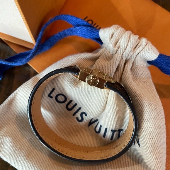 LOUIS VUITTON NANO MONOGRAM BRACELET - Picture 4 of 16